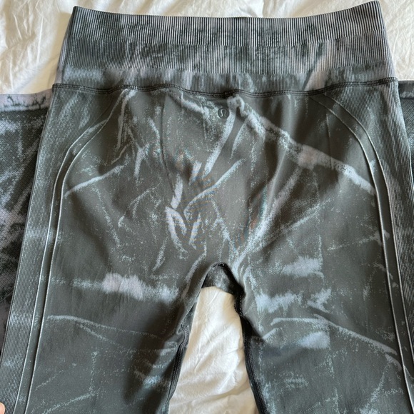 Lululemon Ebb To Street Tight *Wash Stone Wash
Graphite Grey Leggings size 12 - Picture 12 of 15